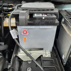 CRP Sticker am Pluspol der Batterie