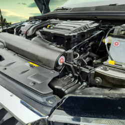 Anbringung des CRP Stickers an der Batterie und an der Luftansaugung