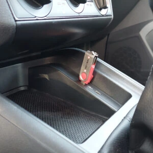 Der CAR USB Stick im Auto verhilft zu entspanntem Reisen